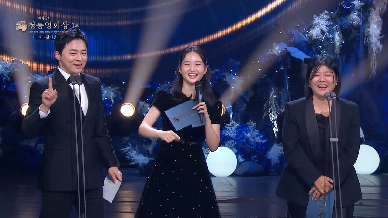 曹政奭（左起）、崔惟理、李姃垠主演的《我和我的僵尸女儿》以563万观影人次，成为今年最卖座韩片。翻摄chzzk