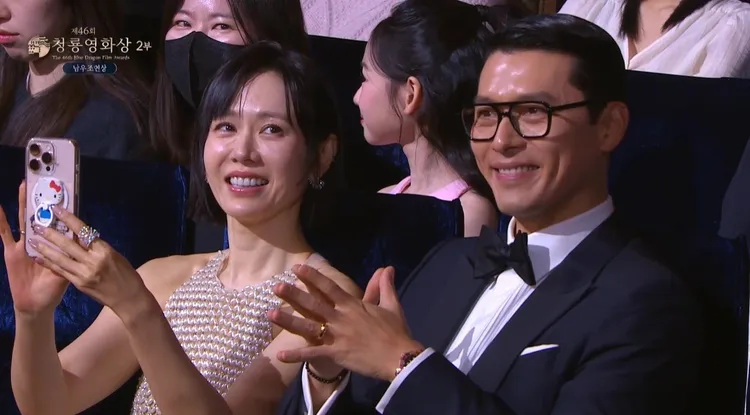 孫藝真（左）拿出手機拍李星民，玄彬在台下鼓掌。翻攝chzzk