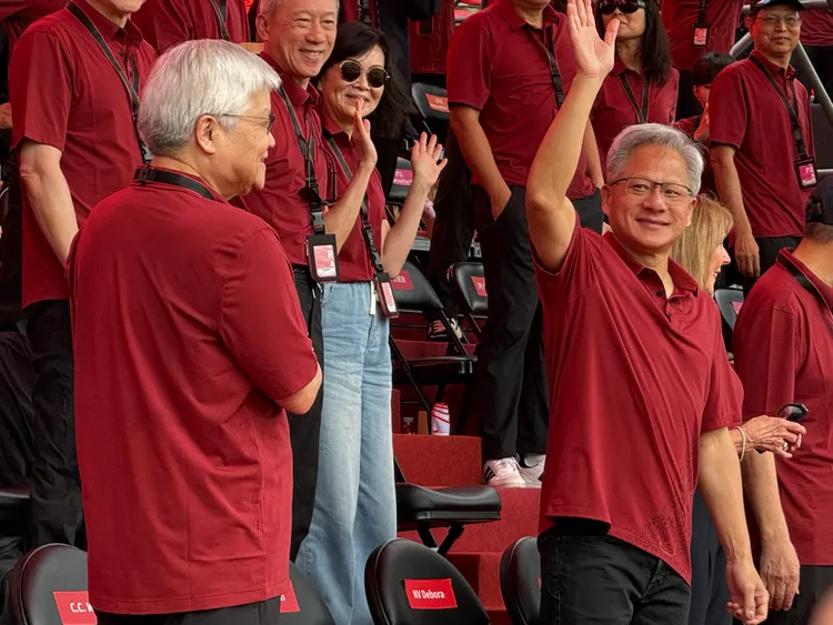 此为辉达执行长黄仁勋（右）先前出席台积电运动会。吕承哲摄