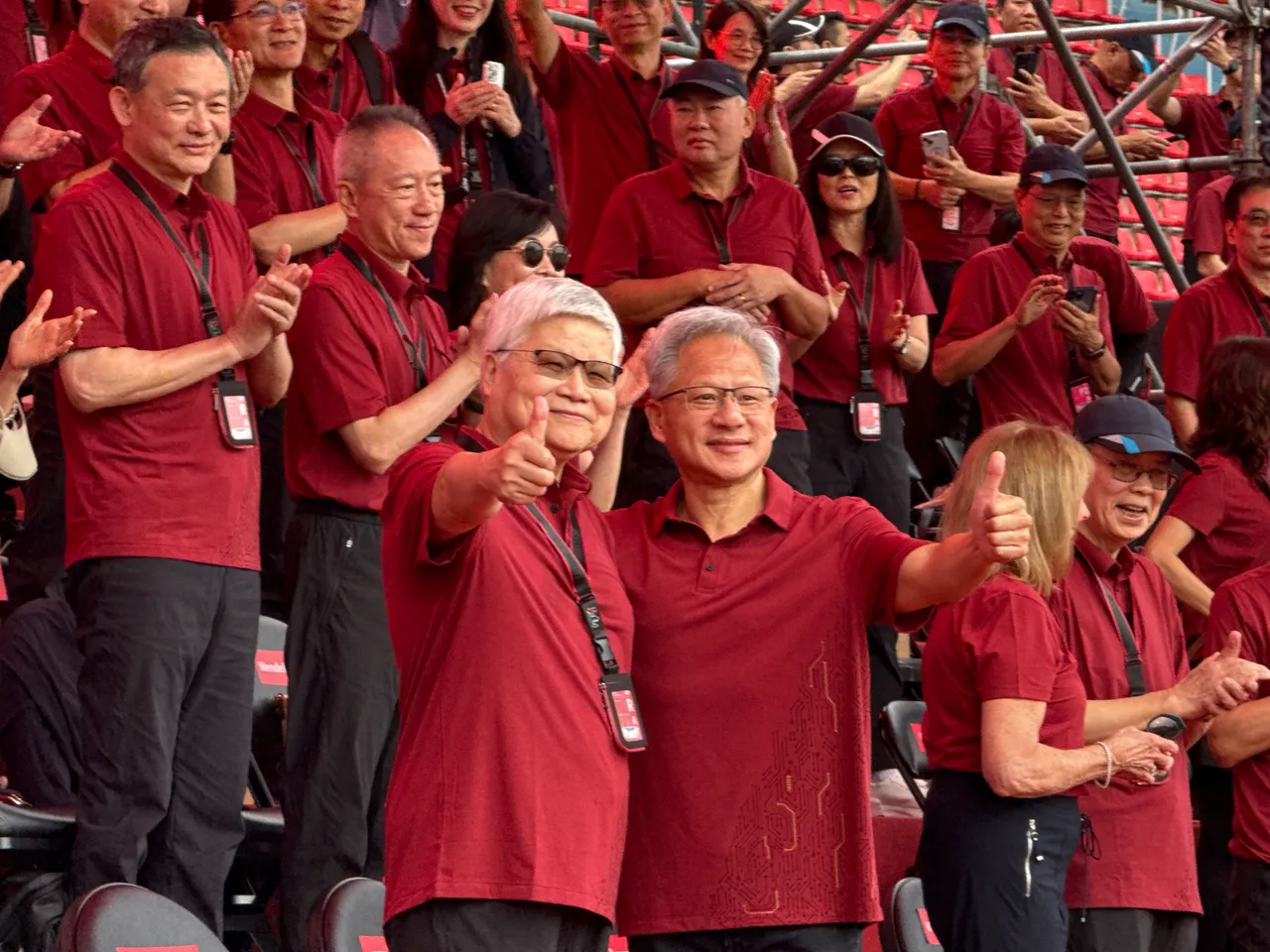 台积电董事长魏哲家（左）与辉达执行长黄仁勋（右）于今年台积电运动会同台。吕承哲摄