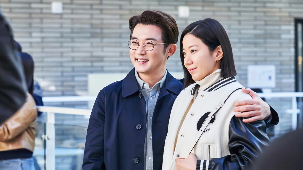 田慧振（右）与安在旭30年后重逢谱出的「中年罗曼史」。龙华影剧台提供