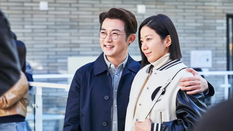 田慧振（右）與安在旭30年後重逢譜出的「中年羅曼史」。龍華影劇台提供