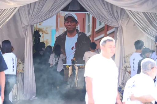 直击｜颜正国今告别式　百人穿「情意重天」送行