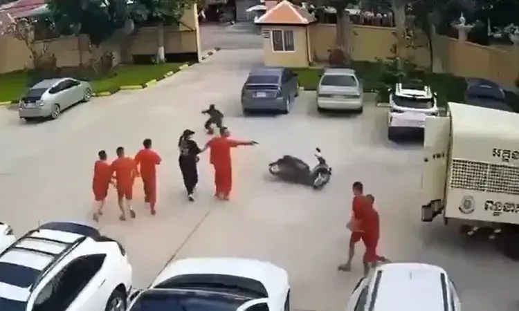 黑衣女塞枪给男友轻松逃狱。翻摄自X @sxrbggpp