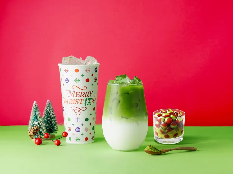 日出茶太推出兩大全新配料「雙色抹茶紅豆Q湯圓」與「紫薯雲頂奶蓋」，集結濃郁抹茶、Q彈湯圓與綿密奶蓋三重風味，打造層次豐富的冬季抹茶饗宴。日出茶太提供