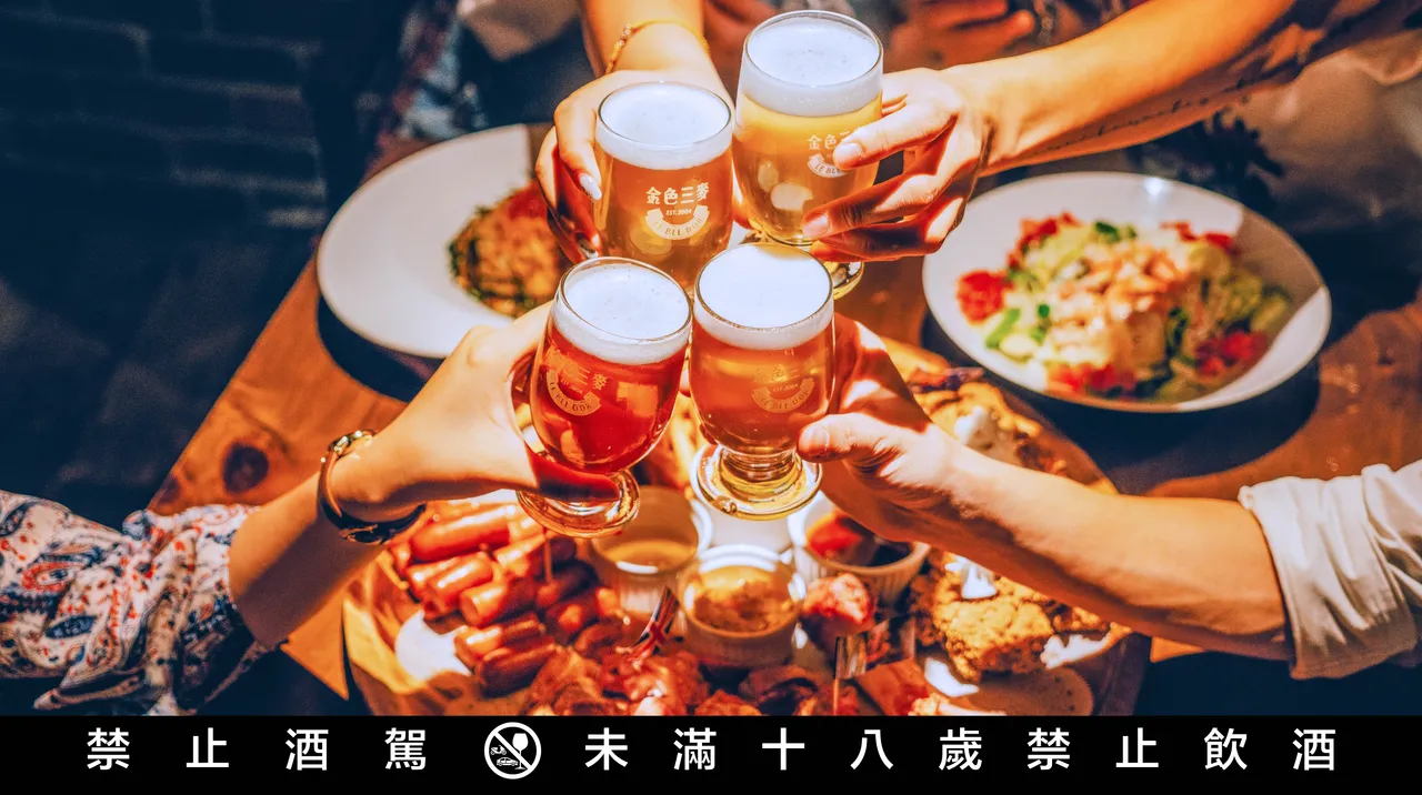 外带精酿啤酒组合，再送「经典大拼盘兑换券」乙张（价值 1380元限内用）。业者提供