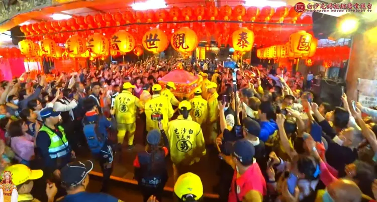 粉紅超跑稍早停駕接雲寺。翻攝自白沙屯媽祖網路電視台