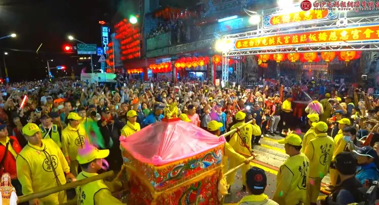 白沙屯拱天宮媽祖晚間7時許抵達慈惠宮。翻攝自白沙屯媽祖網路電視台
