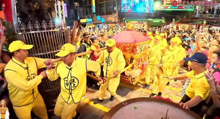 粉红超跑进入慈惠宫。翻摄自白沙屯妈祖网路电视台