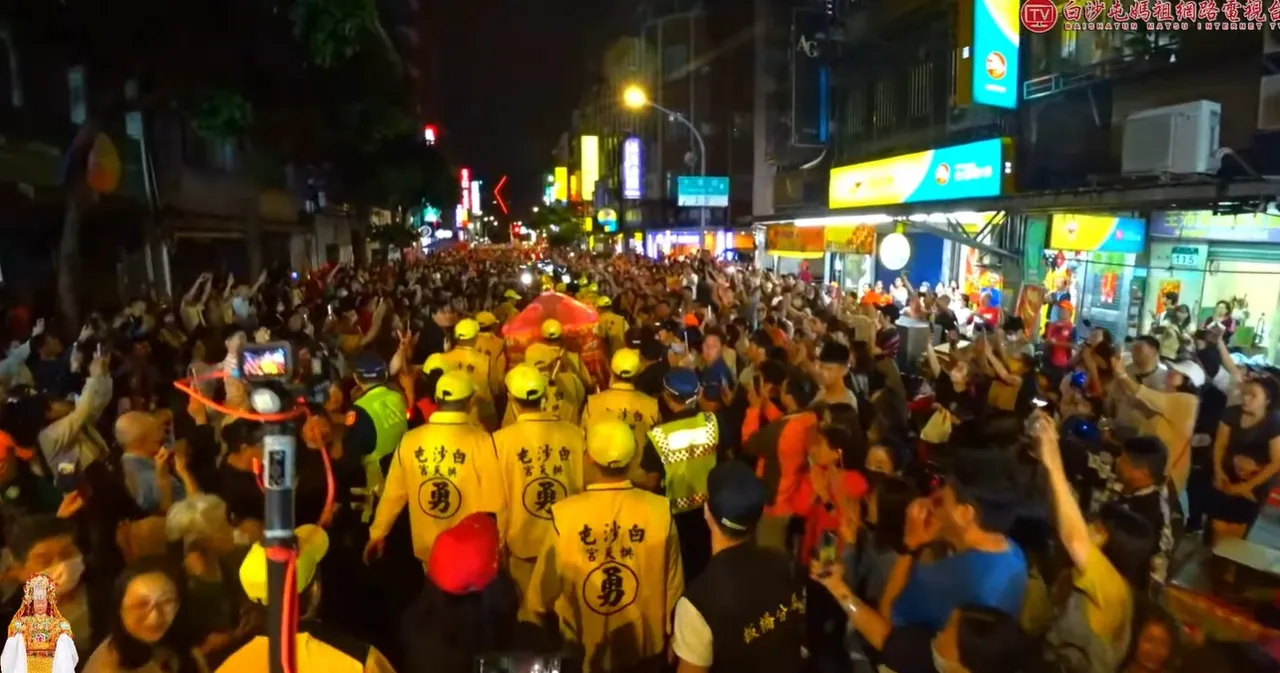板桥街头挤满信众。翻摄自白沙屯妈祖网路电视台
