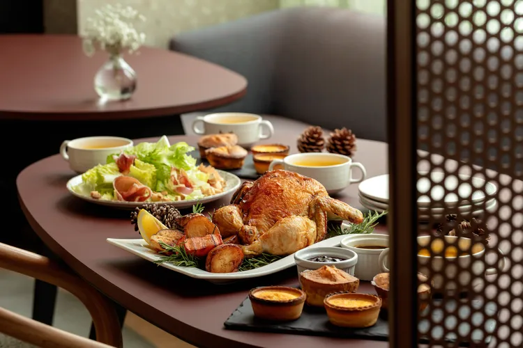 「野蕈香料镶鸡礼盒」内用四人餐，包含野蕈香料镶鸡、帕玛鸡肉凯萨沙拉、约克夏布丁、南瓜浓汤、起司火腿咸派、主厨甜点及综合莓果酱与鸡肉酱汁、粉红气泡酒。国联大饭店提供