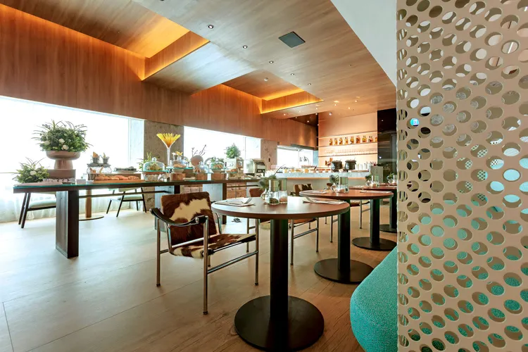 國聯大飯店板石咖啡廳以大地沙色為基調，搭配磨石子紋理，營造溫暖而典雅的氛圍，不僅呼應感恩佳節的節慶氛圍，也是親友團聚的舒適空間。國聯大飯店提供