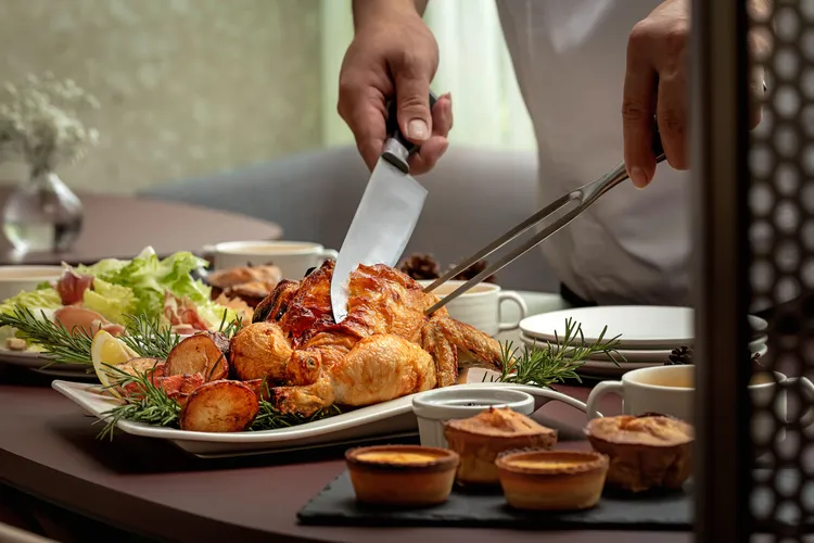 野蕈香料鑲雞鑲入拌炒後的蘑菇、香菇、菠菜、起司、柳松菇與綜合堅果，金黃酥脆的外皮下，內餡鹹香濃郁，口感層次豐富。國聯大飯店提供