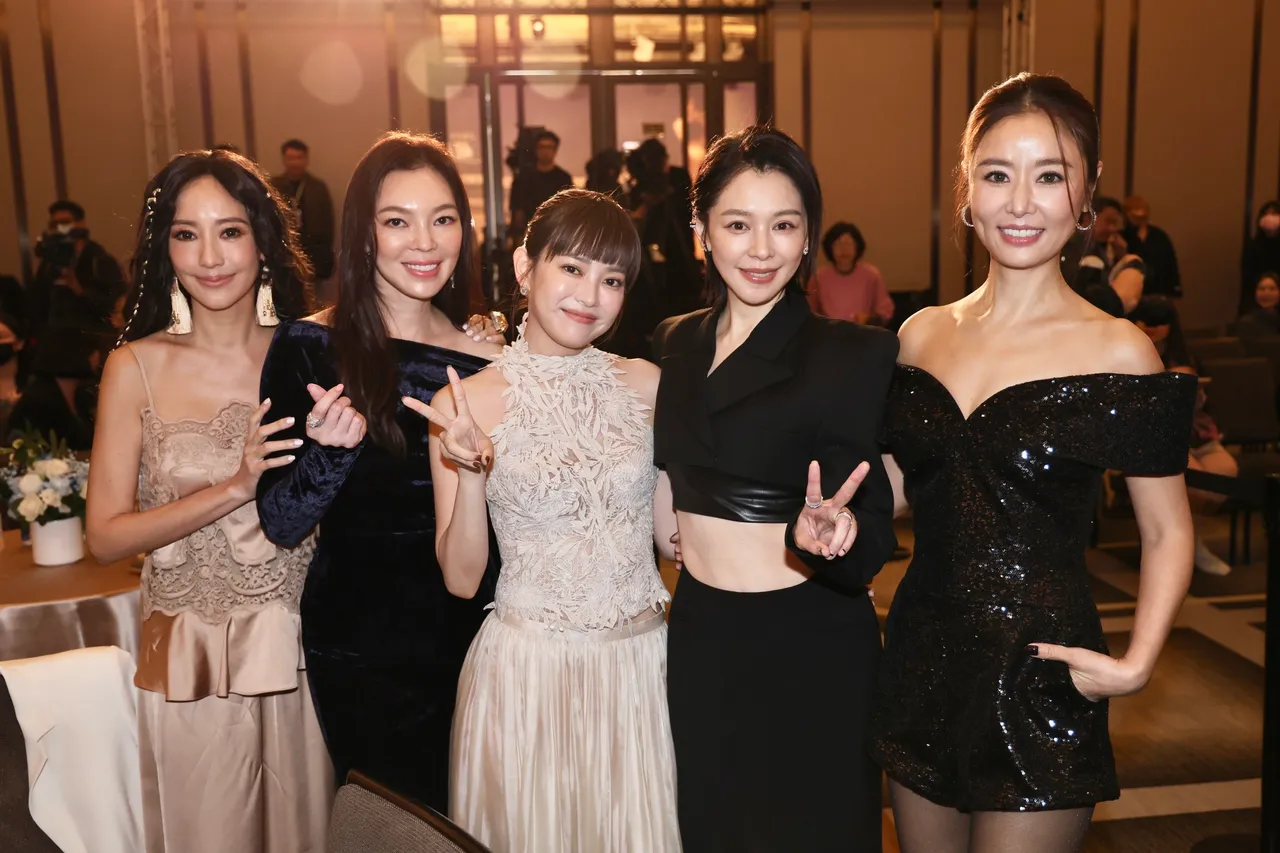 「苹果爱美奖」大使张玮玮风光站C位　乐合影徐若瑄、林心如