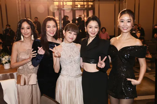 「蘋果愛美獎」大使張瑋瑋風光站C位　樂合影徐若瑄、林心如