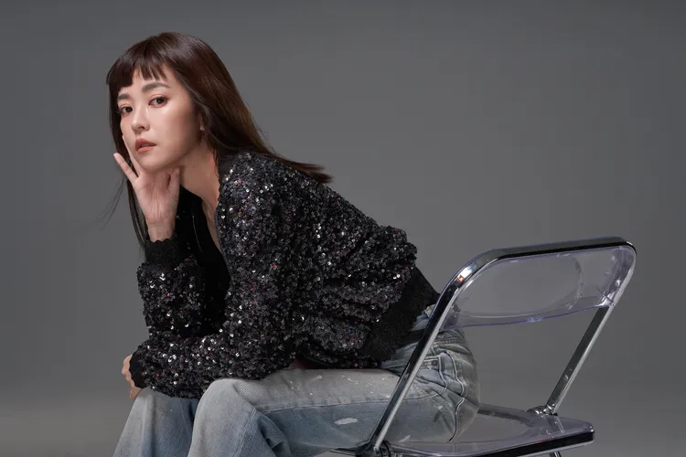 張瑋瑋在廣告拍攝中展現多變風貌。彭欣偉攝