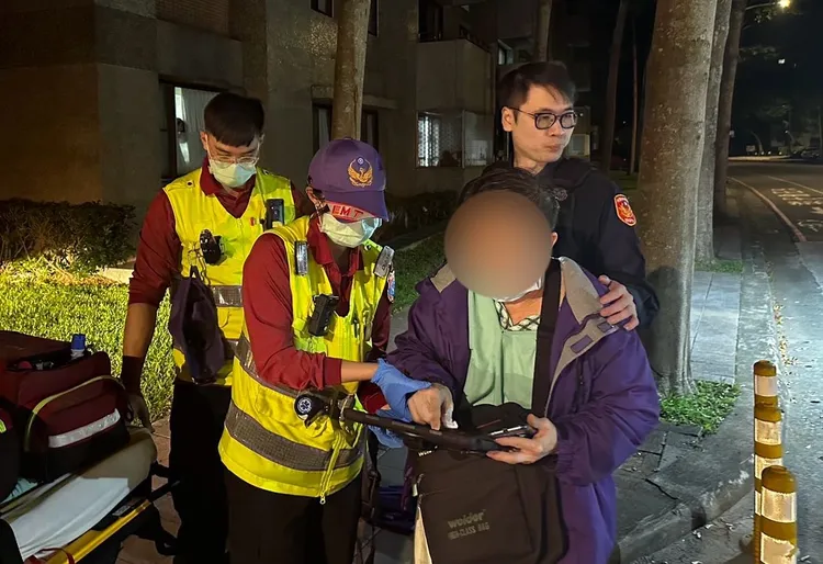 警員通知救護人員到場檢傷。龜山警分局提供