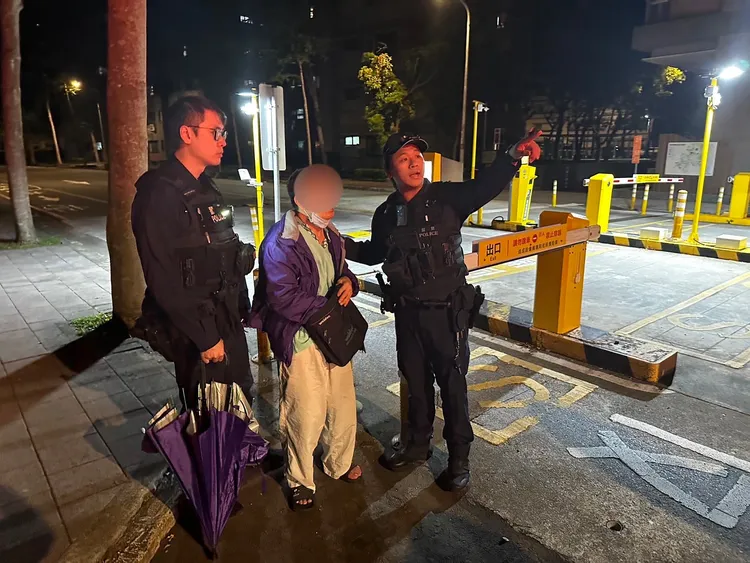 警員尋獲迷途老翁。龜山警分局提供