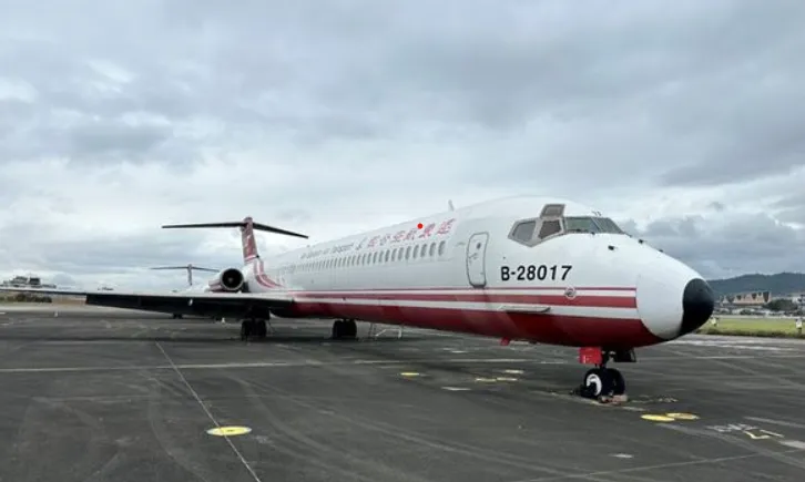 远航MD-82型客机昨天终于在第四拍以240万元拍定卖出。台北分署提供