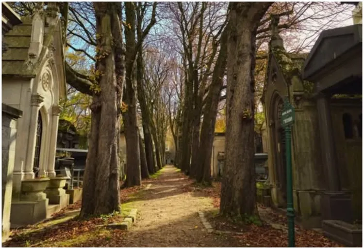 拉雪兹神父公墓（Père-Lachaise）是摇滚乐团 「The Doors」主唱吉姆莫里森）、剧作家王尔德与歌手伊迪丝琵雅芙（Édith Piaf）长眠之处。翻摄X