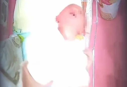 劣！三重月子中心「粗暴抱嬰」畫面曝　母心碎控：多達10次疑罹「搖晃症候群」