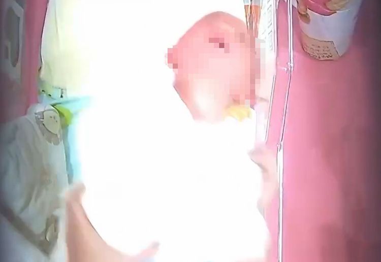 劣！三重月子中心「粗暴抱嬰」畫面曝　母心碎控：多達10次疑罹「搖晃症候群」