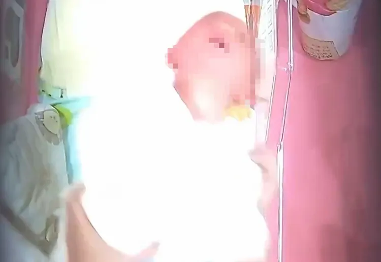 三重某妇产科附设月子中心的护理人员，用双手将婴儿从底部抱起，却没有支撑其头部与肩部，导致其上半身在空中剧烈摇晃，家属带往看诊，经医师诊断开立「疑似婴儿摇晃症候群」。服务处提供