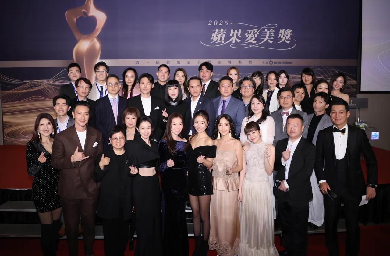 首届「苹果爱美奖」得奖者与颁奖嘉宾开心合照。彭欣伟摄