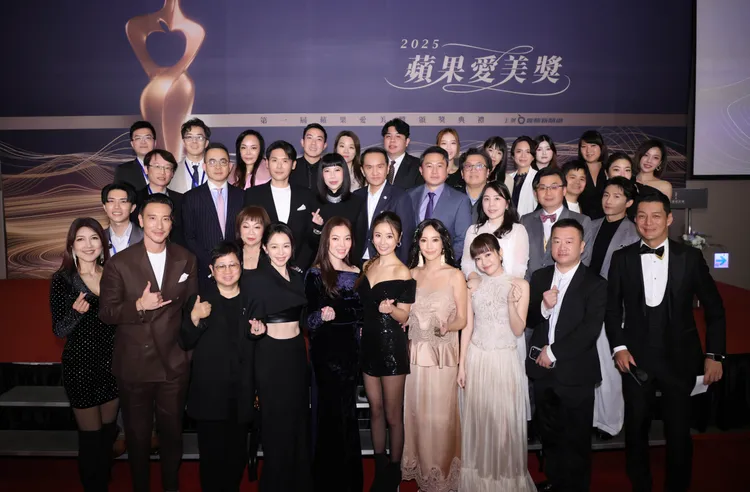首屆「蘋果愛美獎」得獎者與頒獎嘉賓開心合照。彭欣偉攝