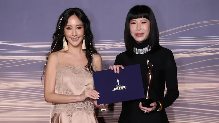 爱尔丽医疗集团夺下金奖，总经理刘贞华（右）从关颖手上接过奖座。彭欣伟摄