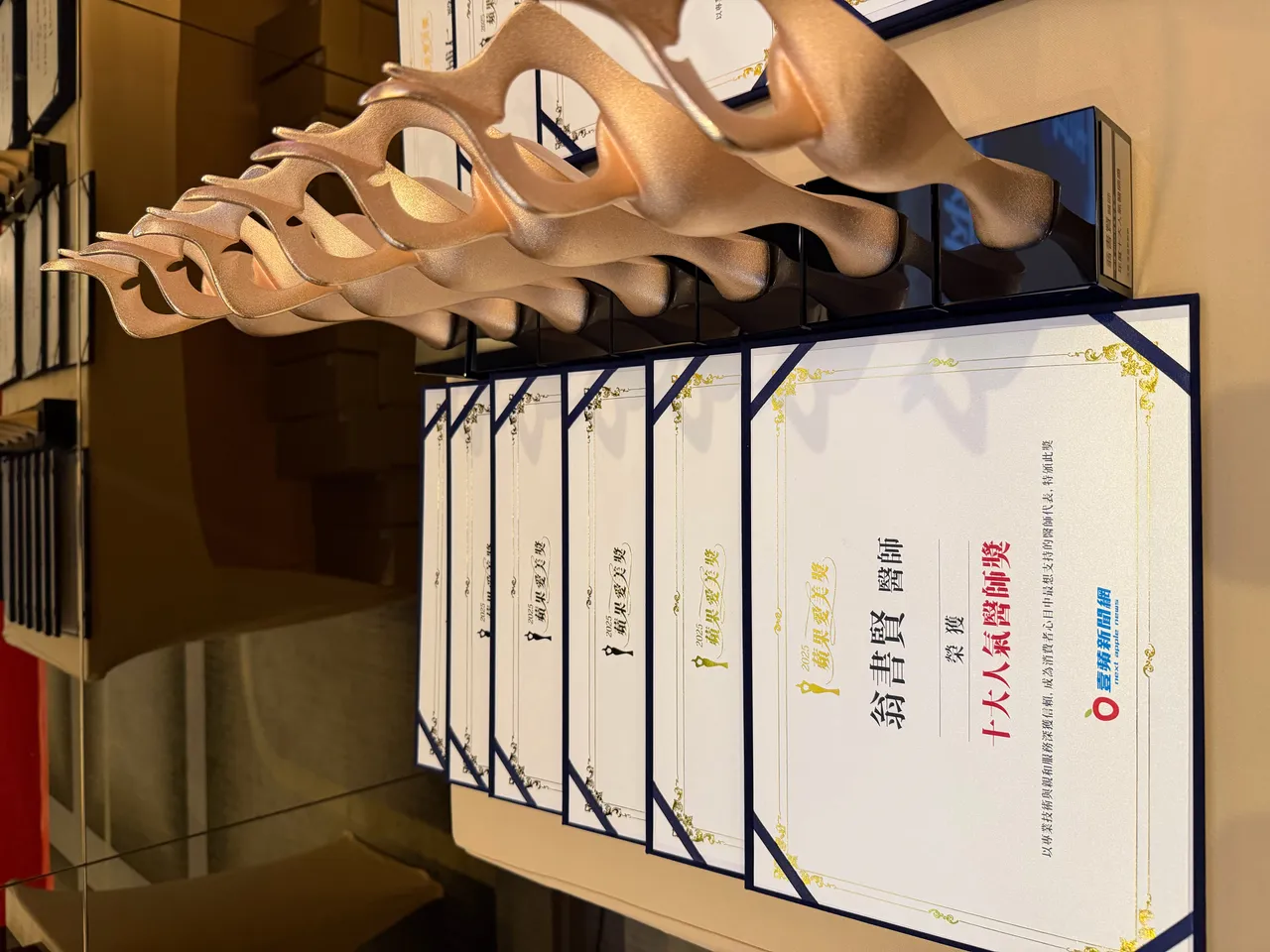 主辦單位精心設計獎盃與證書頒發給得獎人。彭欣偉攝