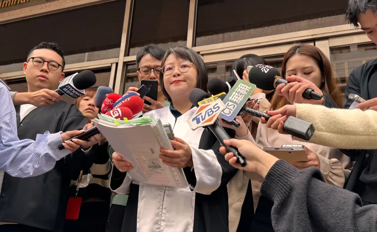 黃子佼案中被害女子的委任律師楊佳陵（中）於宣判後受訪。謝亞庭攝