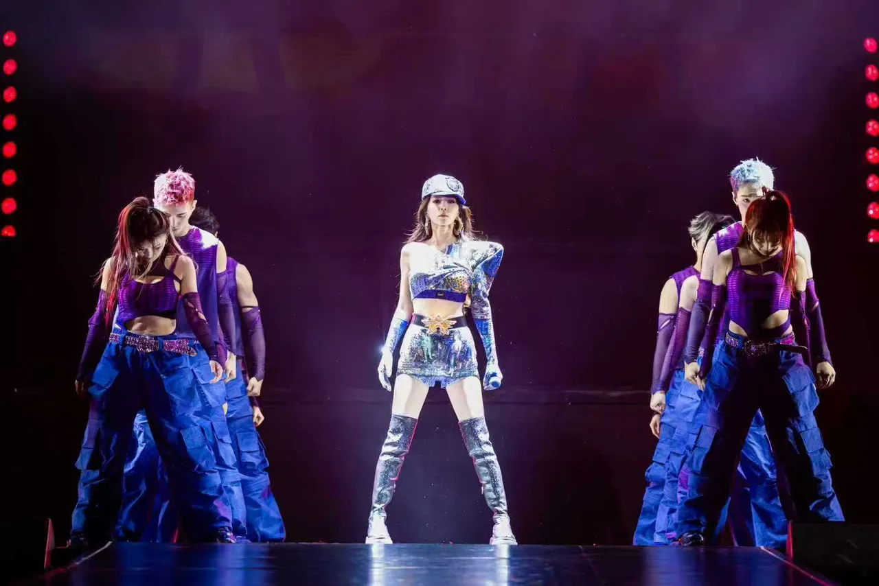 陈嘉桦露出结实腹肌。劲桦娱乐提供