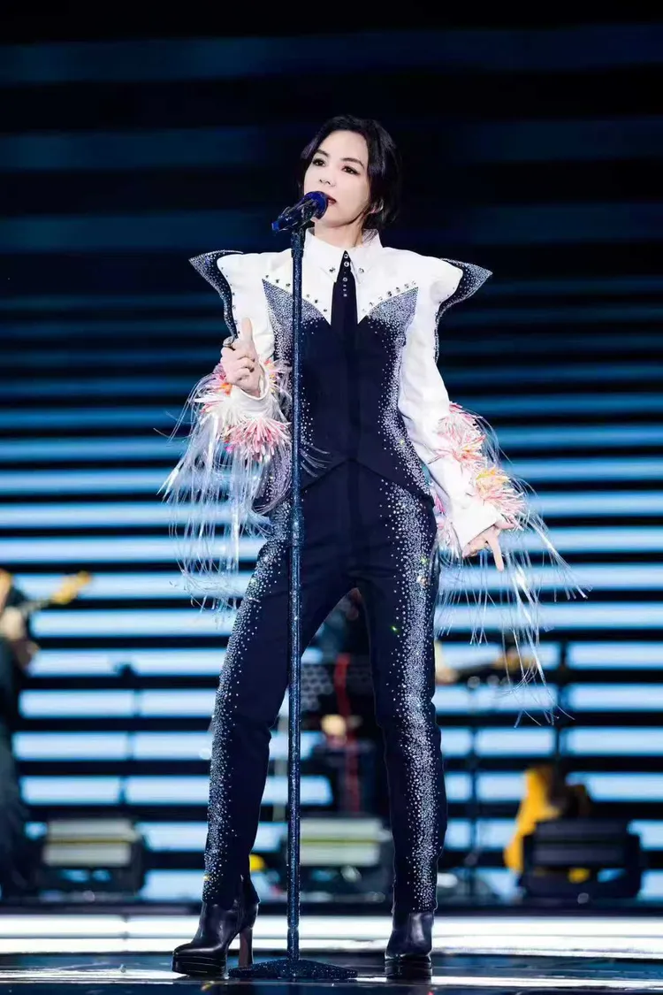 Ella全場獻唱近30首歌。勁樺娛樂提供