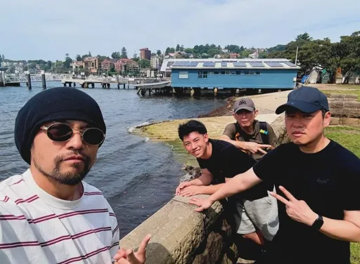 周董好衰！「帽子墨鏡鬍子」被誤認黃明志　網友道歉：抱歉了杰倫