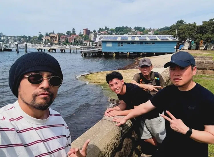 周董在 IG 晒出戴帽子、墨镜、留胡子的出游照，却被网友误认为黄明志。翻摄周杰伦IG