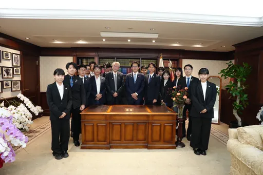 民众党访日和「高市早苗桌子」拍照　林楚茵：什么都没做也想套交情