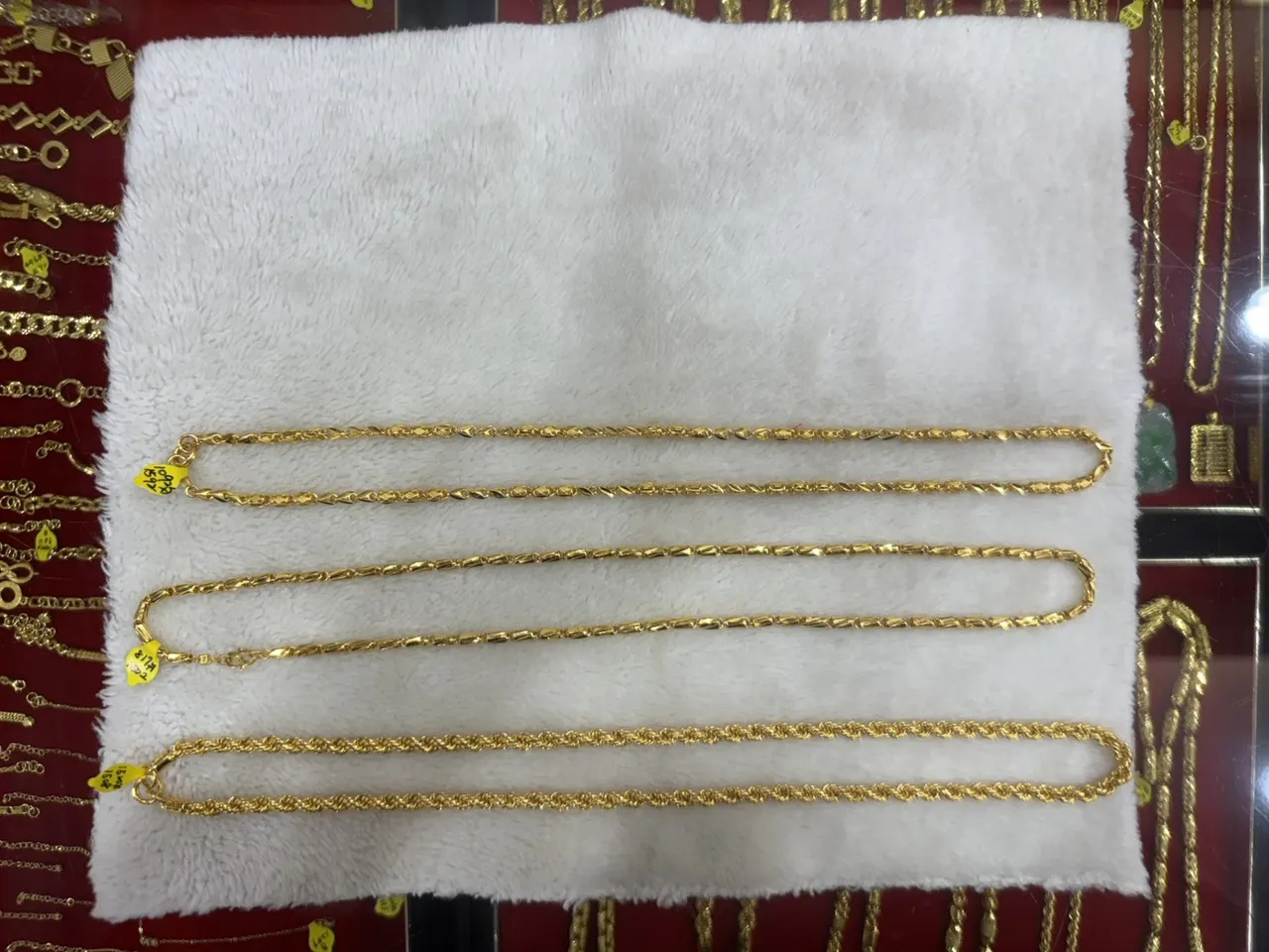 江嫌窃取3条金项链市值约新台币50万元。翻摄画面