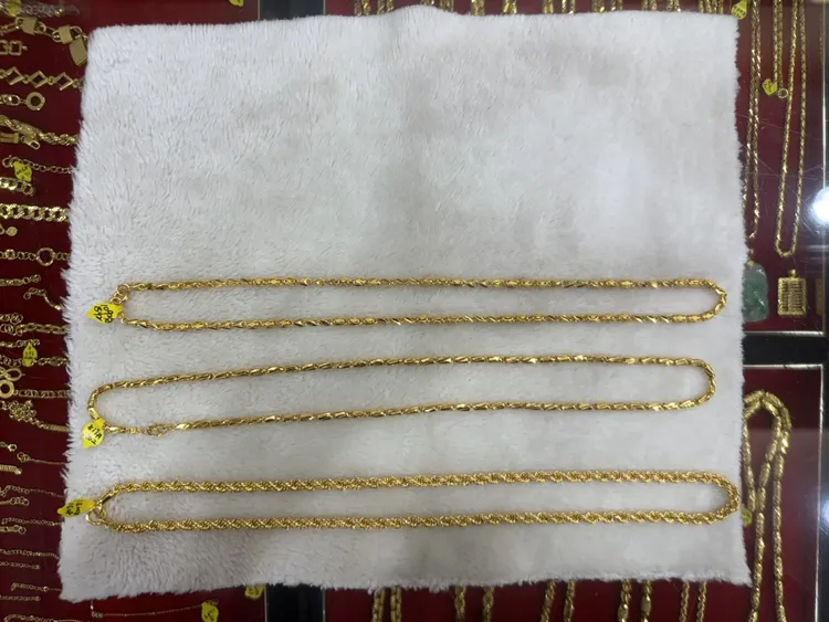 江嫌竊取3條金項鍊市值約新臺幣50萬元。翻攝畫面