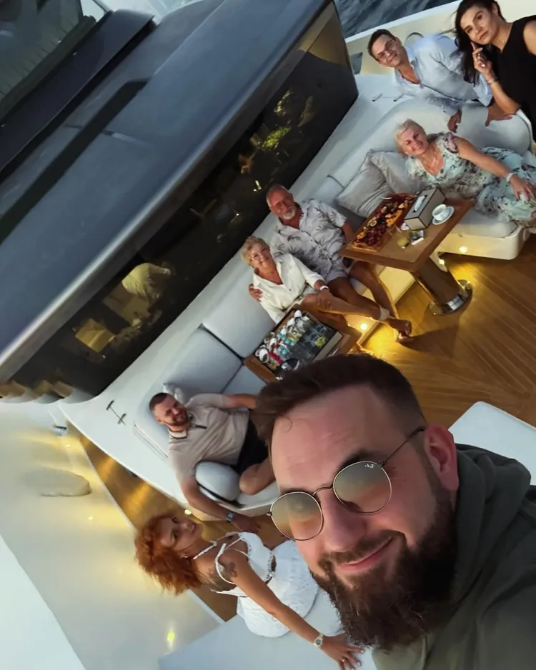 夫婦倆宴請友人。翻攝自IG