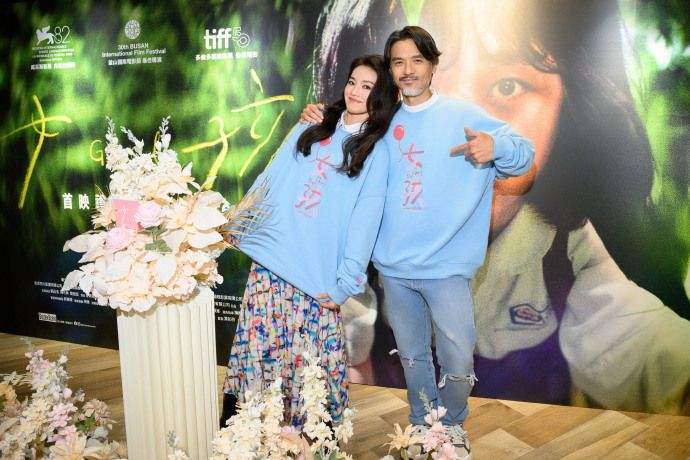 馮德倫穿情侶裝挺舒淇　VCR送飛吻打Call甜炸