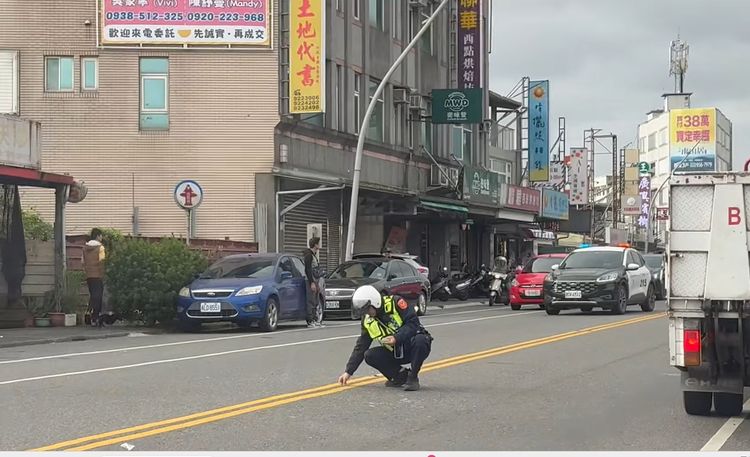 暖警車禍現場徒手「清玻璃」！網友讚爆：宜蘭最美風景