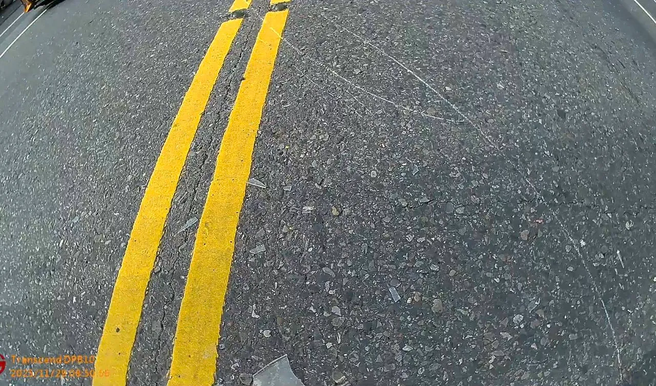 車禍現場留下大量玻璃碎片。翻攝照片