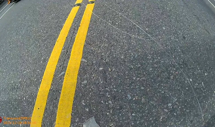 車禍現場留下大量玻璃碎片。翻攝照片