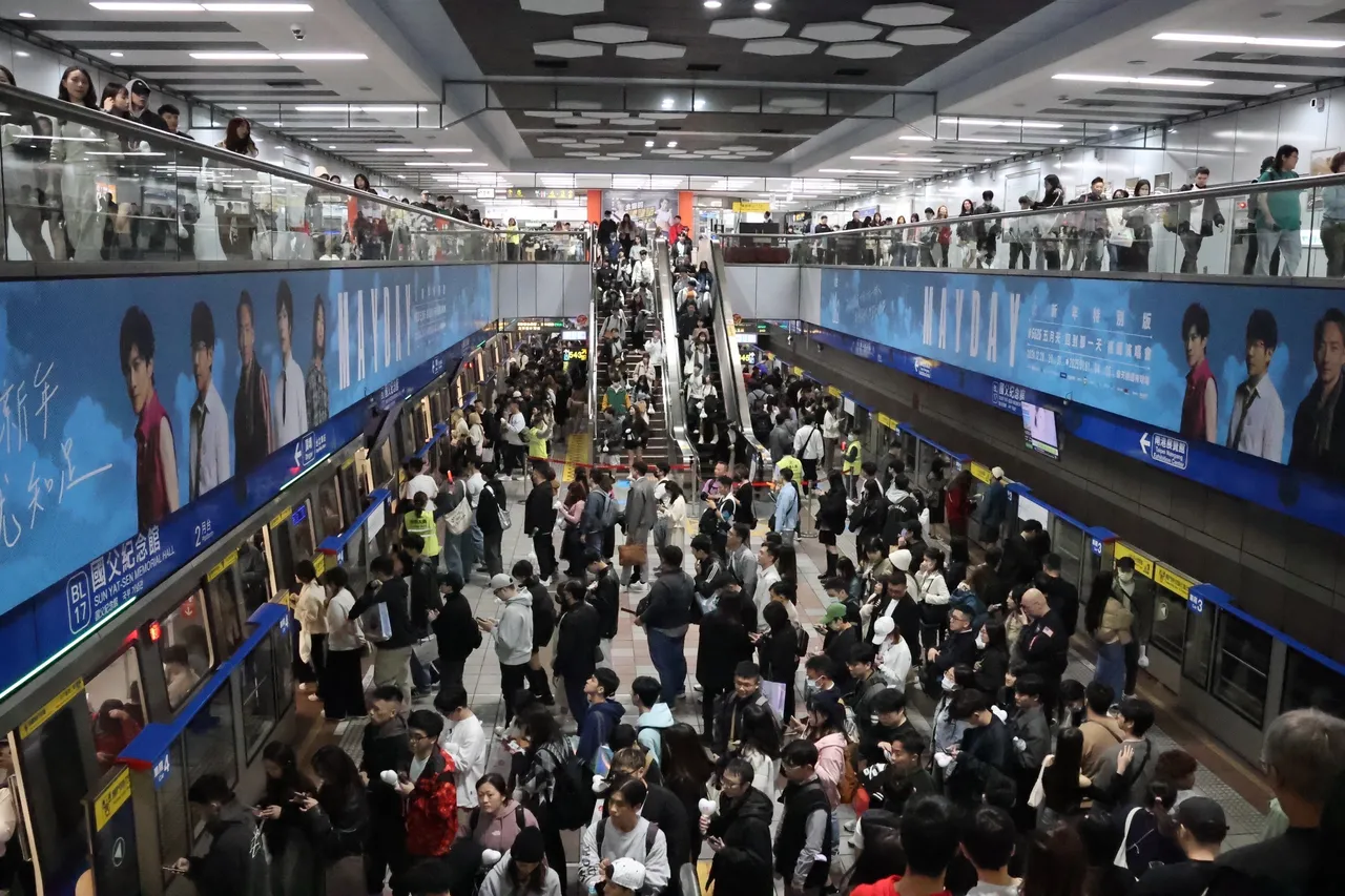 国父纪念馆站捷运月台搭车人潮。摄影中心