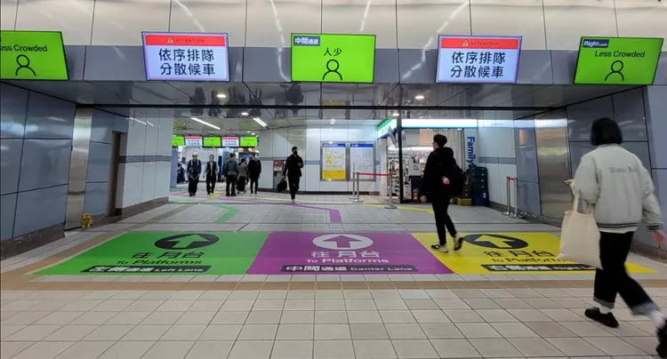 國父紀念館站出口5連通道分流標示。台北捷運公司提供