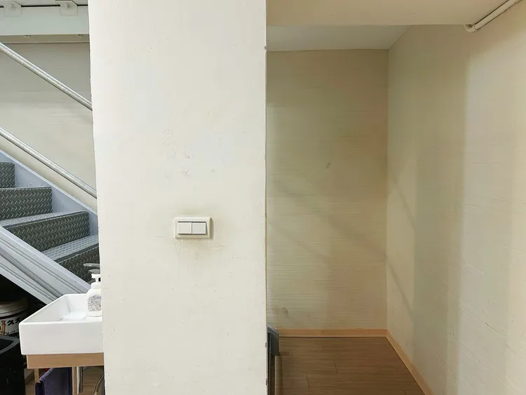 高齡住戶在火場中因視線不佳與反應較慢更具風險，家中照明與逃生動線須提前布置完善。486團購提供