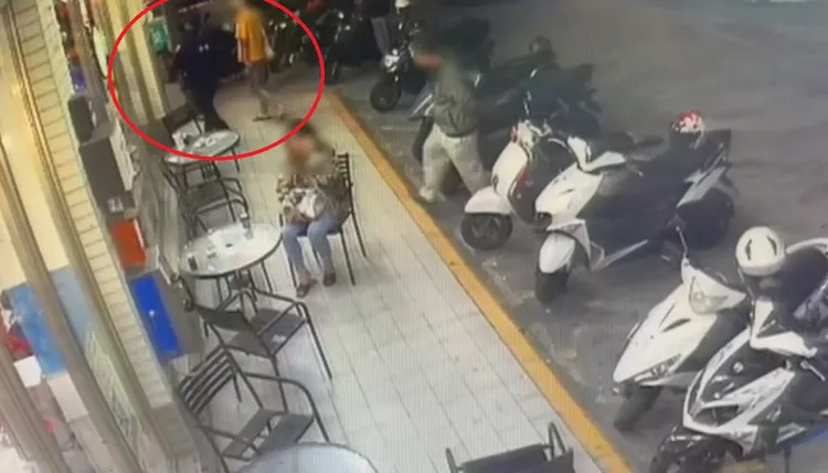 陳姓員警陪同林男回超商調閱監視畫面。民眾提供