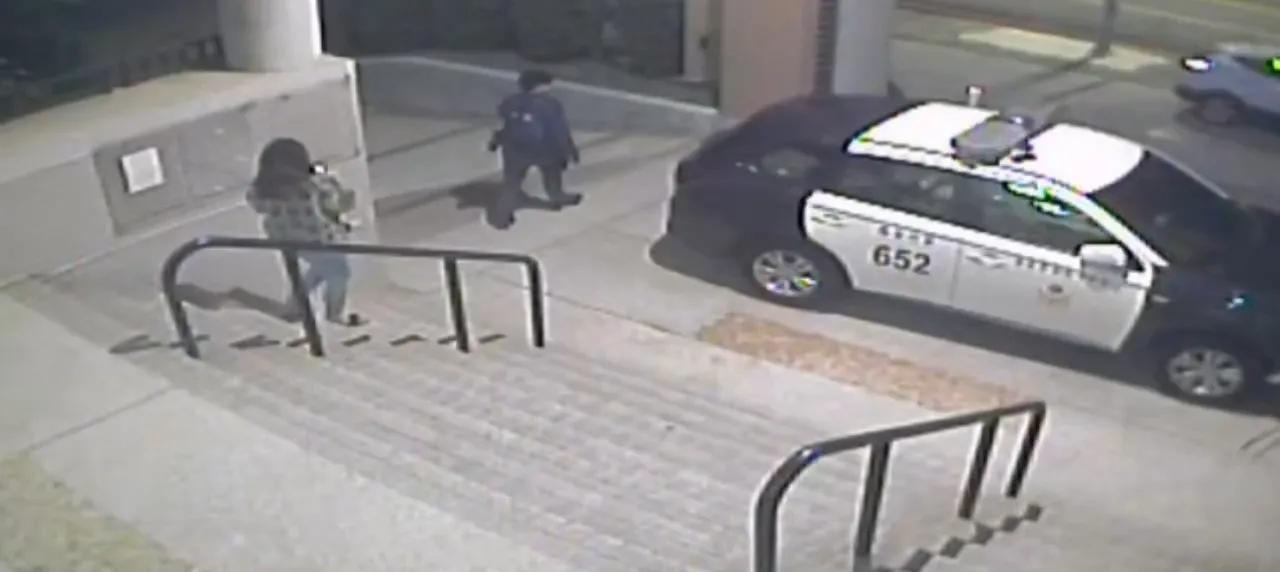 林男的女友拍下陳員背影，在臉書社團發文感謝他。民眾提供