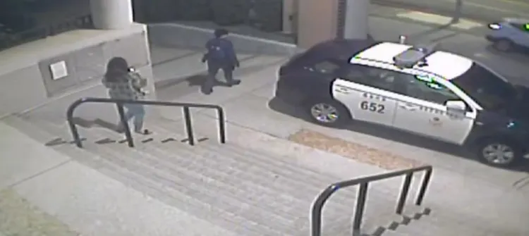 林男的女友拍下陳員背影，在臉書社團發文感謝他。民眾提供